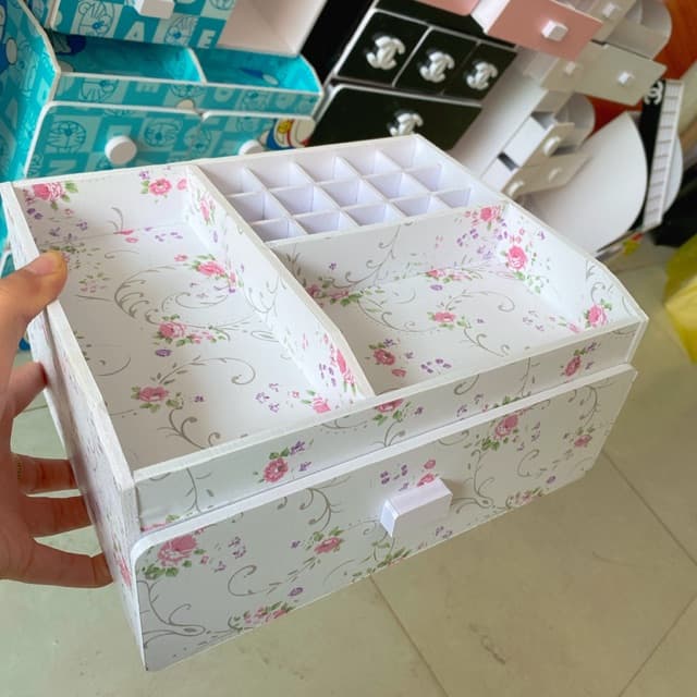 Kệ đựng mỹ phẩm 25cm có khay đựng son 15 ô màu hoa nhí hộp đựng đồ trang điểm