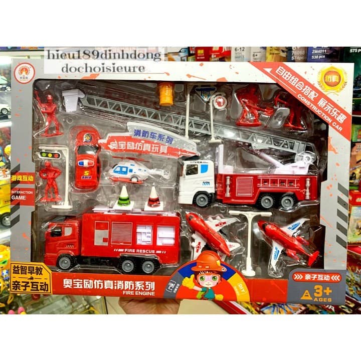 Hộp đồ chơi xe và lính cứu hỏa nhựa (ảnh thật)