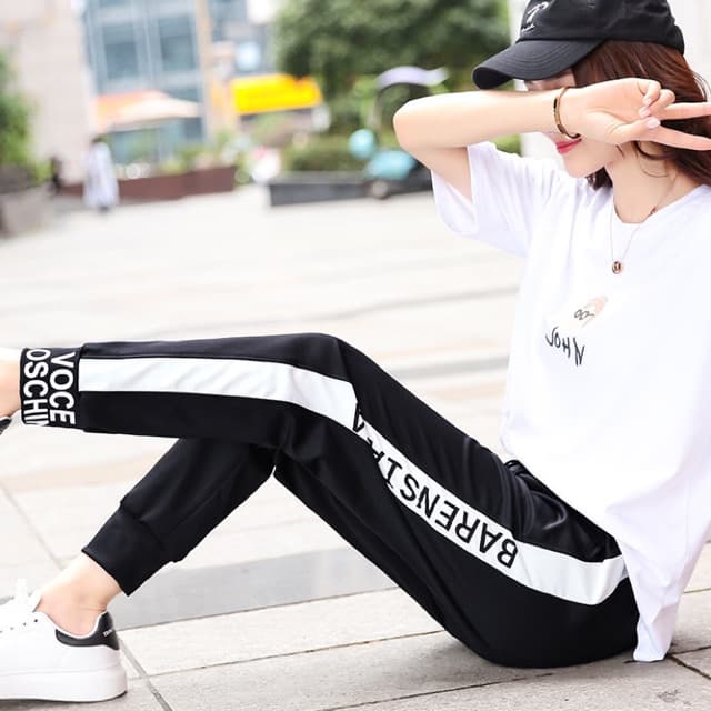 Quần jogger nữ thể thao phối sọc trắng QGIo