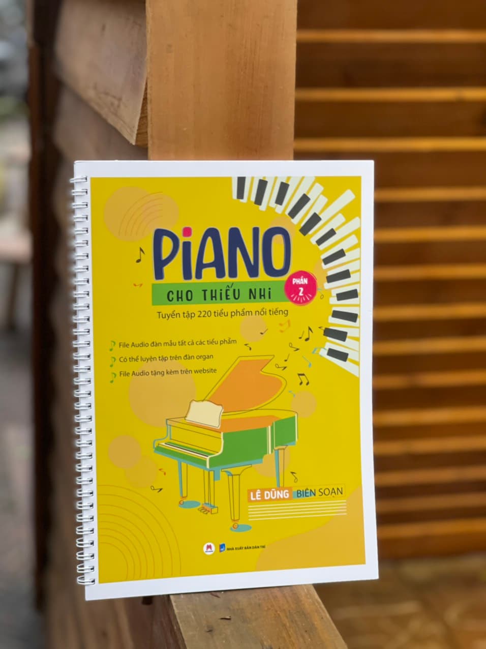 PIANO CHO THIẾU NHI Tuyển tập 220 tiểu phẩm nổi tiếng Phần 2 Lê Dũng biên soạn Huy Hoàng Bookstore NXB Dân Trí Bìa mềm