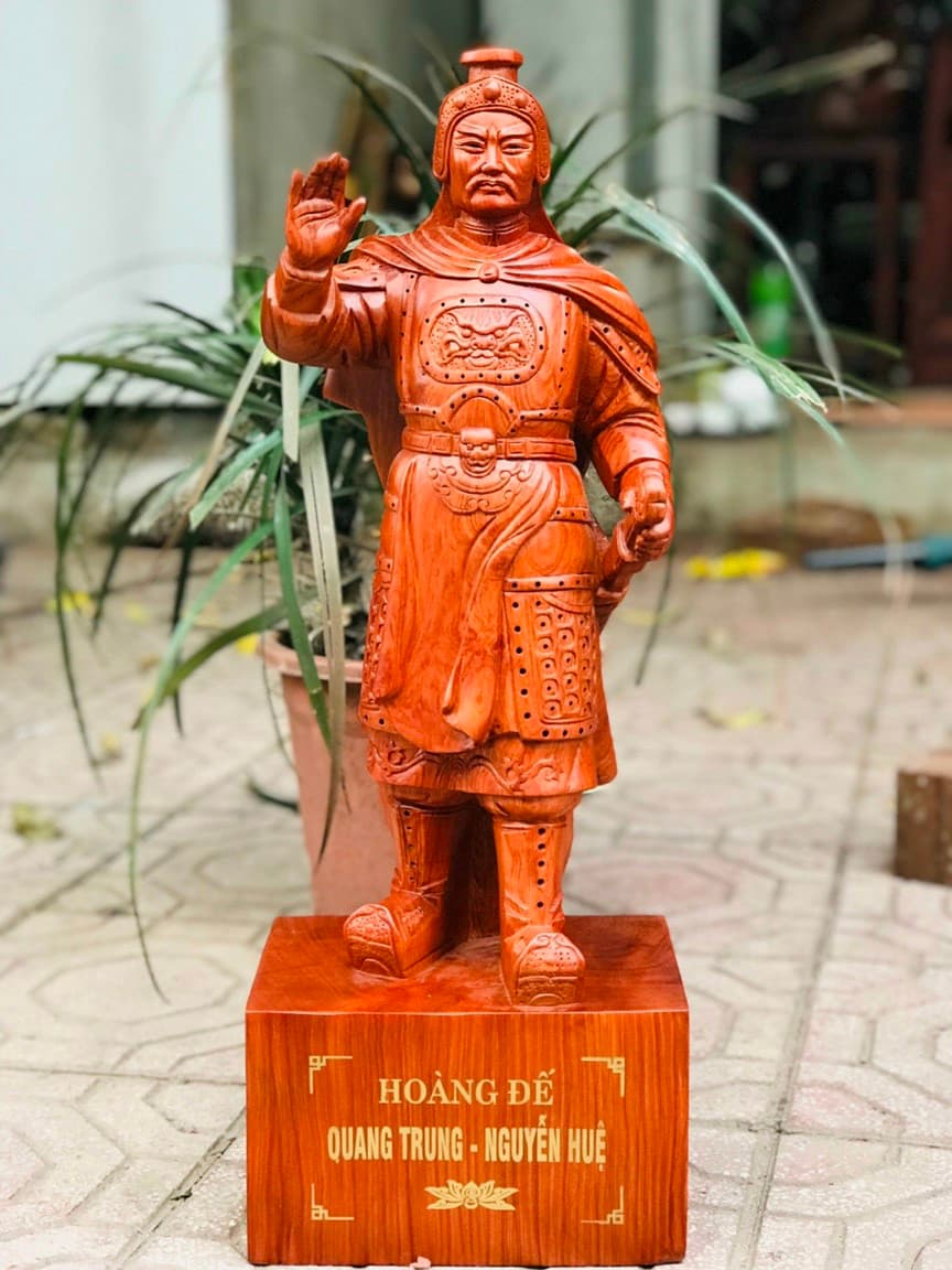 Tượng hoàng đế quang trung nguyễn huệ bằng gỗ hương đá kt cao 602217cm