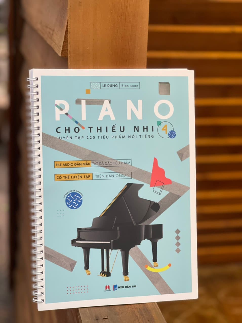 PIANO CHO THIẾU NHI Tuyển tập 220 tiểu phẩm nổi tiếng Phần 4 Lê Dũng biên soạn Huy Hoàng Bookstore NXB Dân Trí Bìa mềm