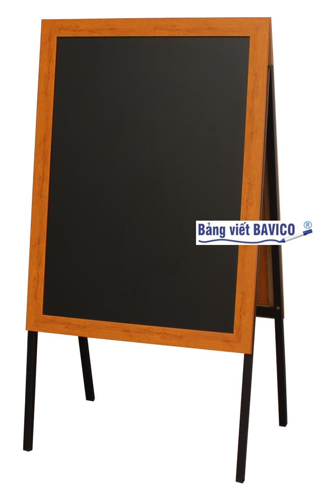 Bảng đen menu khung gỗ nâu có chân 2 mặt Bavico