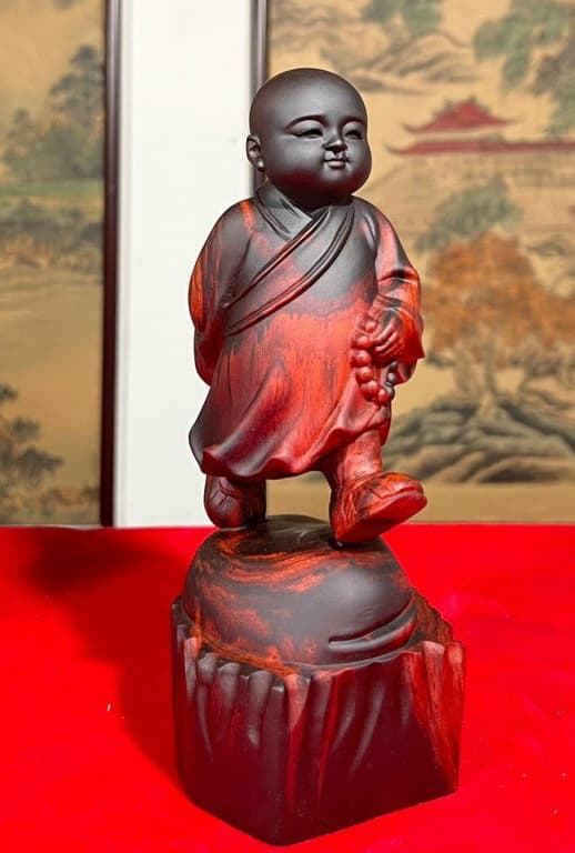 Tượng vạn sự tùy duyên chú tiểu bằng trắc đỏ đen siêu nét đẹp kt cao 20cm