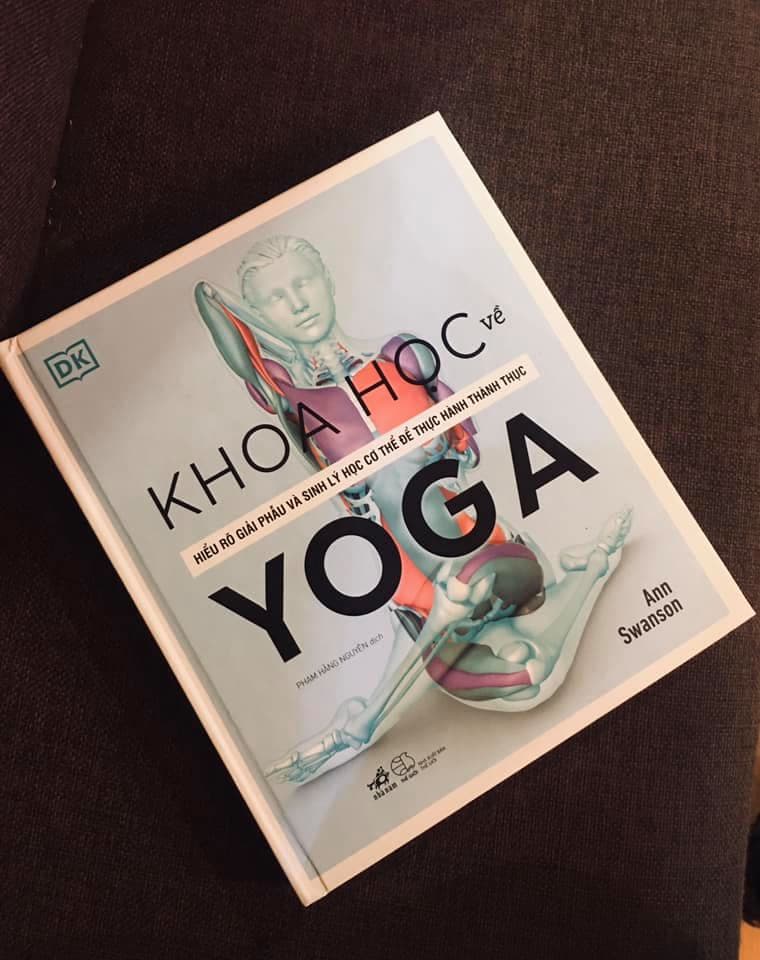KHOA HỌC VỀ YOGA Bìa cứng