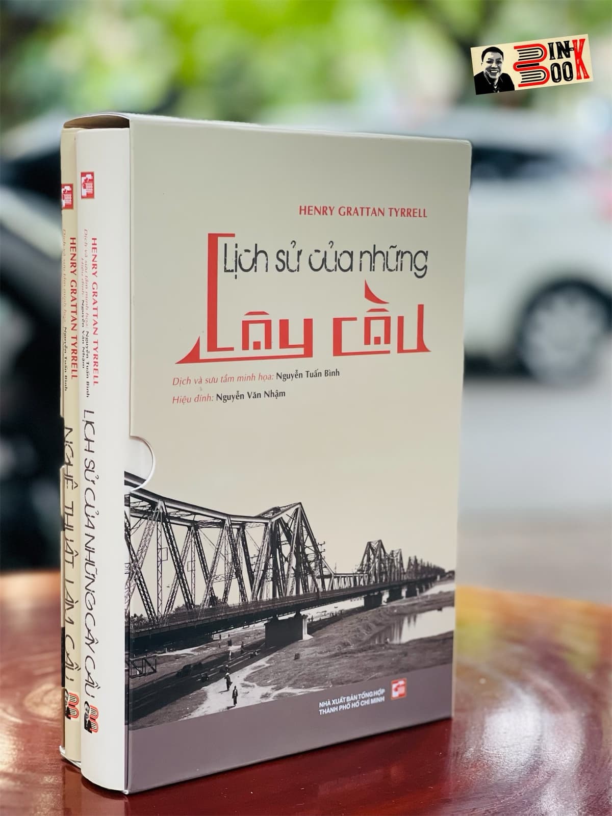 Boxset bìa cứng giới hạn 100 hộp gồm 2 cuốn Bộ sách LỊCH SỬ VÀ NGHỆ THUẬT của NHỮNG CÂY CẦU Henry Gratan Tyrrell Nguyễn Tuấn Bình dịch và sưu tầm minh họa