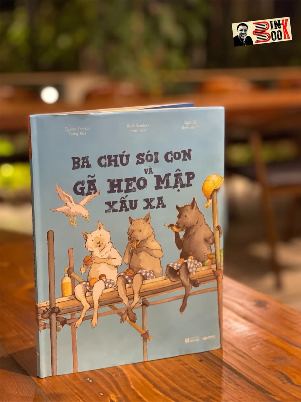 Bìa cứng minh họa in màu BA CHÚ SÓI CON VÀ GÃ HEO MẬP XẤU XA Eugene Trivizas Helen Oxenbury minh họa Crabit Kidbooks