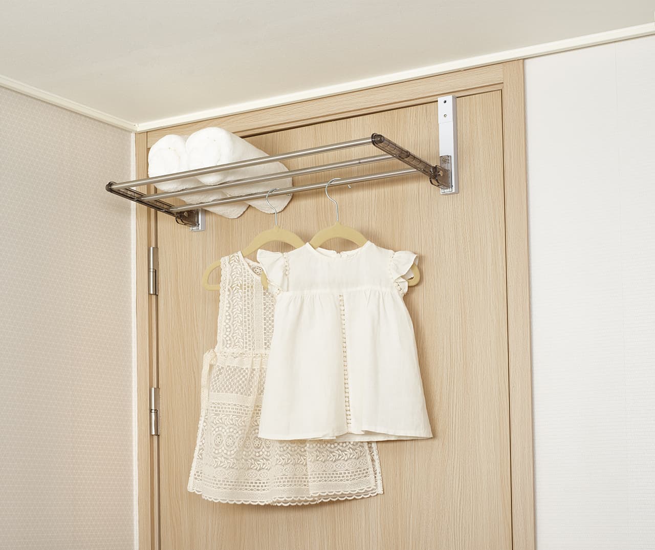 Giá treo quần áo sau cửa không cần khoan Wellex MH600DR25 hạ 25cm