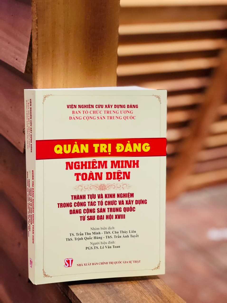 QUẢN TRỊ ĐẢNG NGHIÊM MINH TOÀN DIỆN Viện nghiên cứu xây dựng Đ.ả.n.g Nxb Chính trị Quốc gia Sự thật bìa mềm