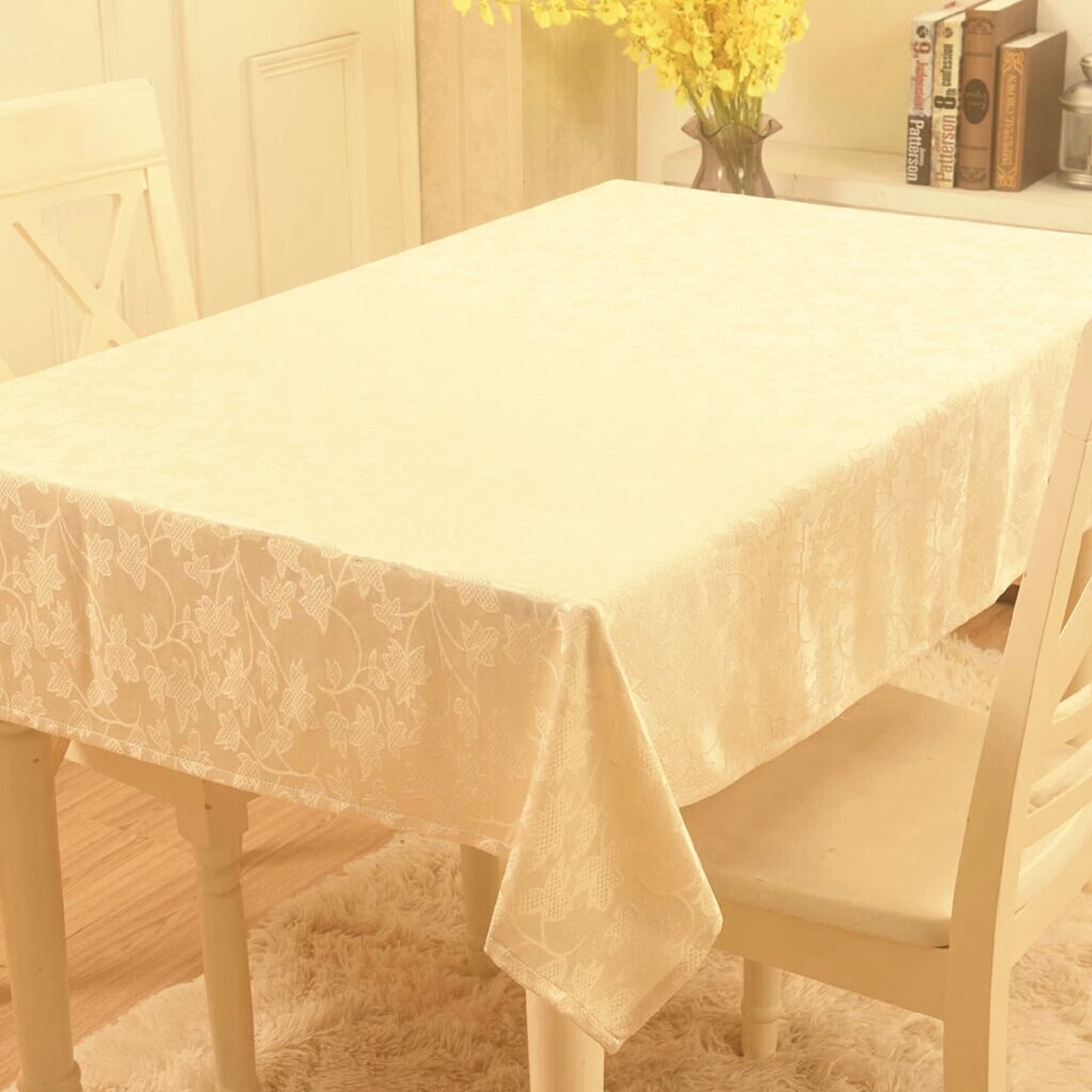 KHĂN TRẢI BÀN 602 HOA VĂN KEM 135 cm x 180 cm CHẤT LIỆU VẢI POLYESTER HIỆU PAULEE. 135 CM X 180 CM HOA VĂN KEM