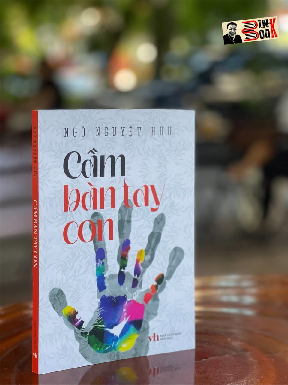 CẦM BÀN TAY CON Ngô Nguyệt Hữu NXB Văn Học bìa mềm
