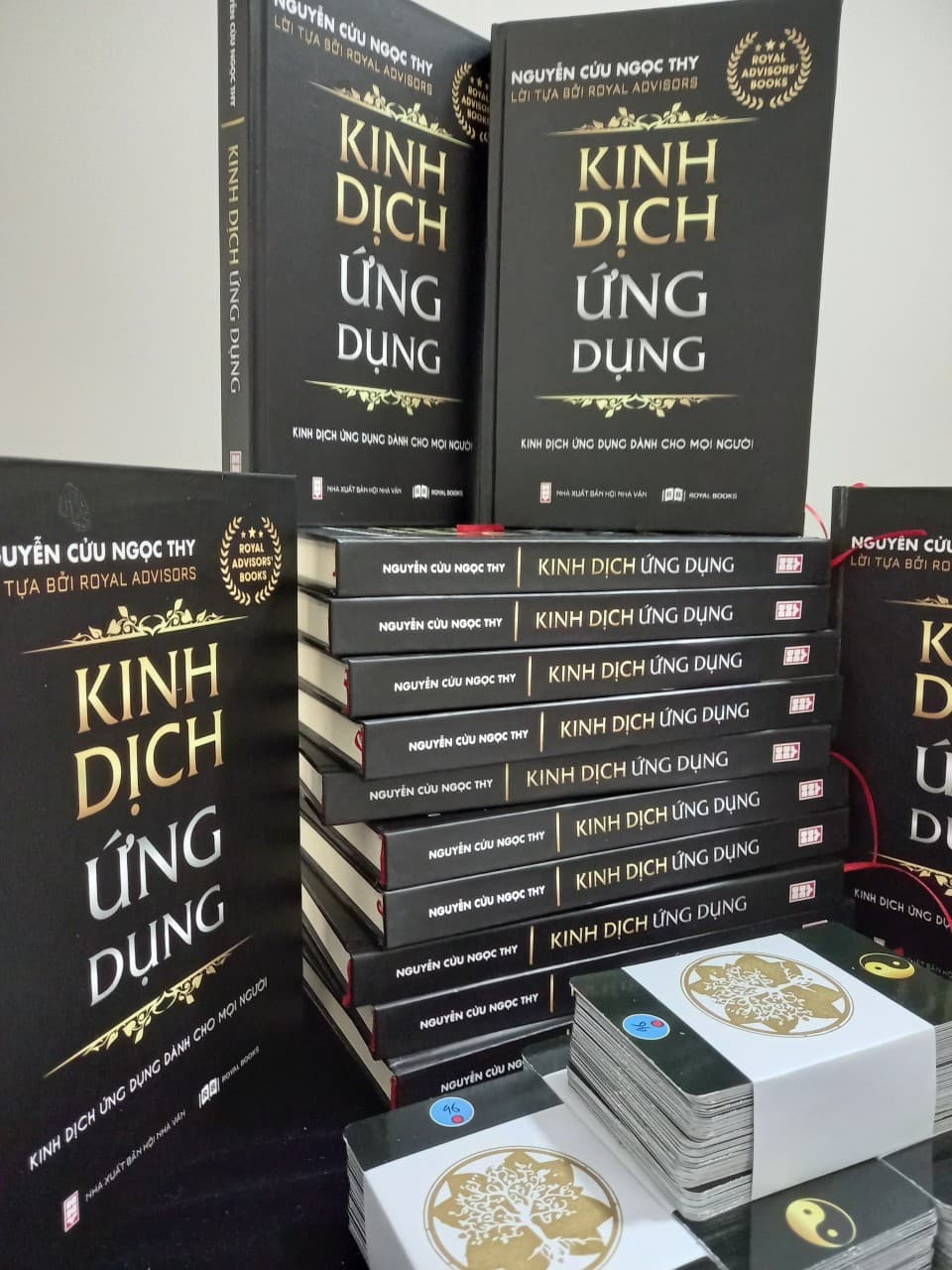 SÁCH KINH DỊCH ỨNG DỤNG bao gồm sách và 384 quẻ thẻ được vẽ tay